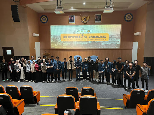 Dokumentasi berupa foto bersama pemateri #1 (M. Eri Irawan, S. E., M.Kp - Ketua Komisi C bidang Pembangunan DPRD Kota Surabaya) di program kerja KATALIS.