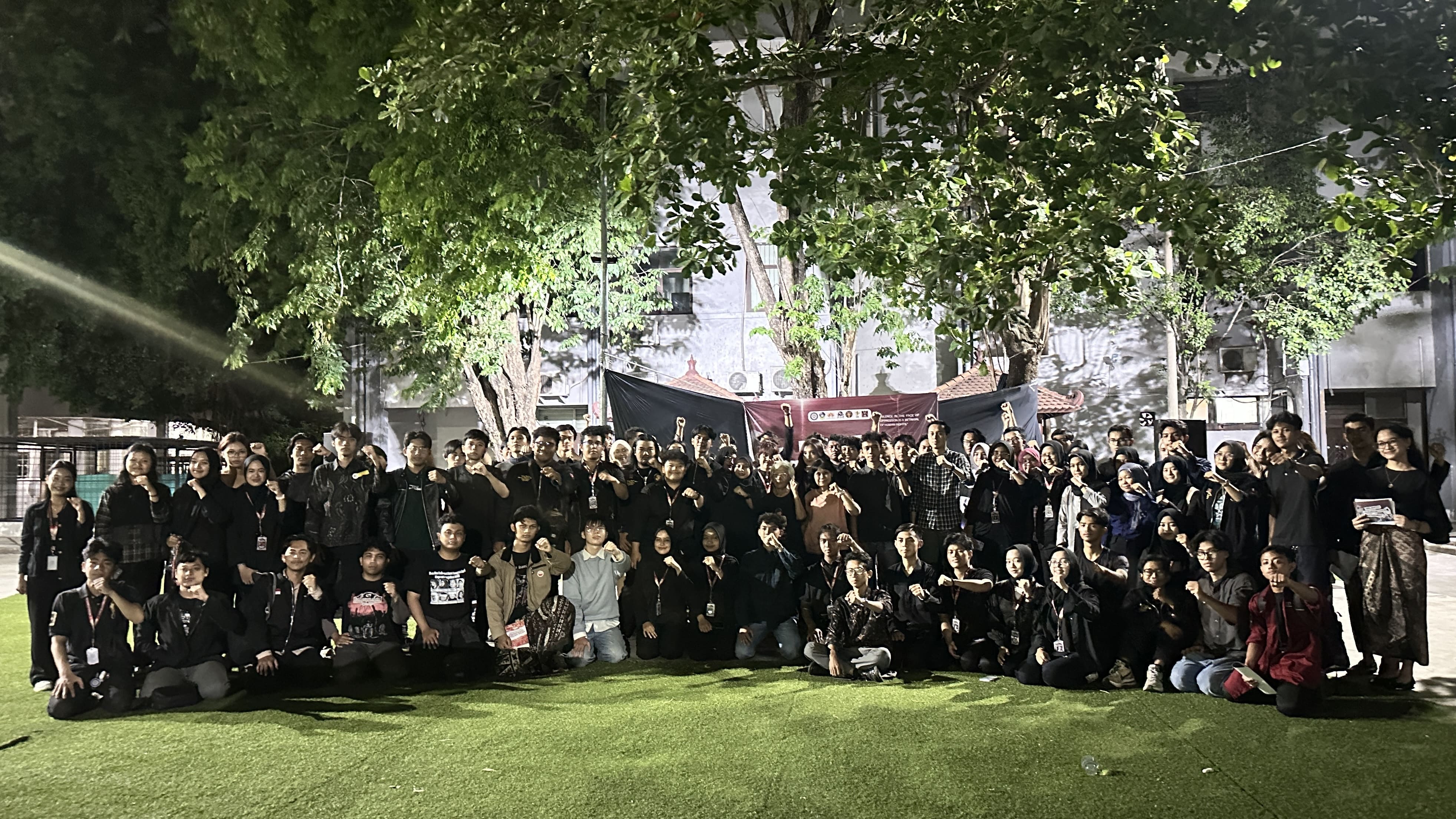 Dokumentasi berupa foto bersama peserta, panitia, dan pemateri di program kerja AHRM (Day 2).