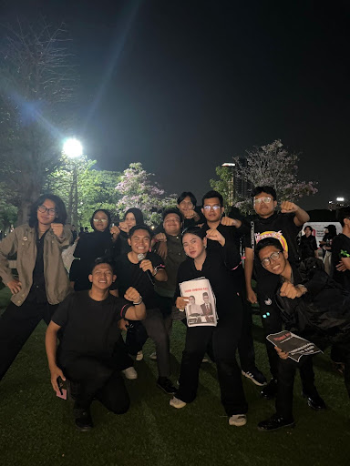 Dokumentasi berupa foto bersama fungsionaris Kementerian Politik dan Kajian Strategis di program kerja Ruang Aksi Airlangga (Kidung Duka Airlangga).